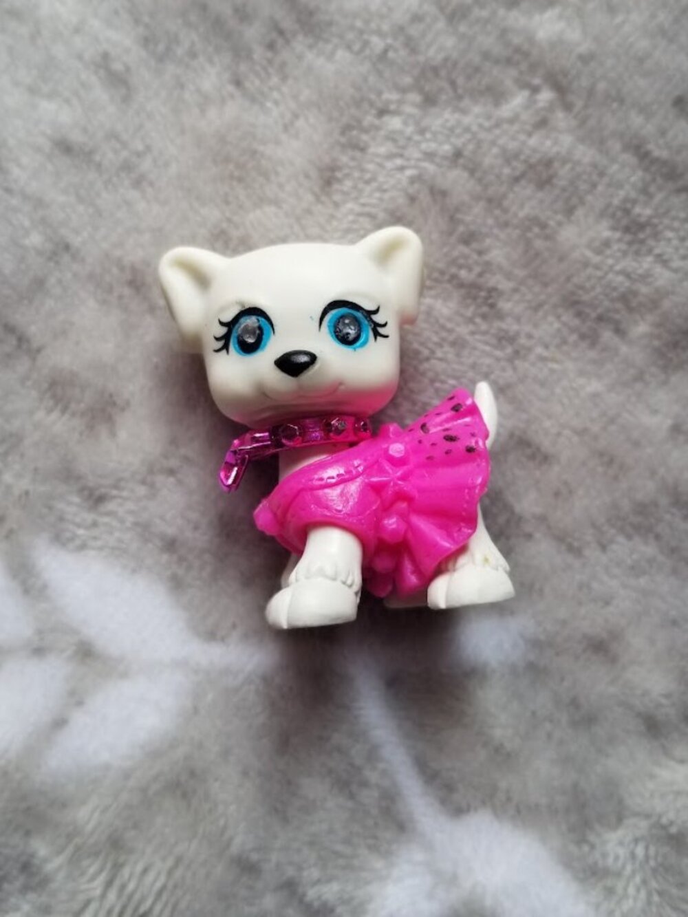 Vintage Y2K Polly Pocket Sparklin' Pets Dog with Outfit & Necklace Figure White